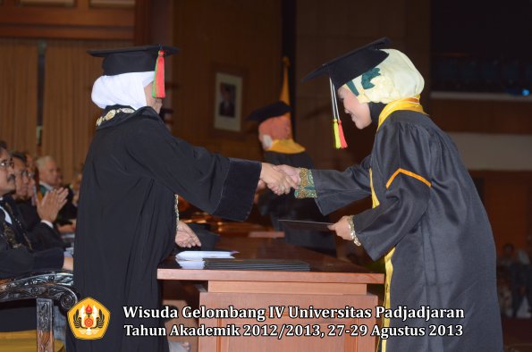 wisuda-unpad-gel-iv-ta-2012_2013-fakultas-mipa-oleh-dekan-256