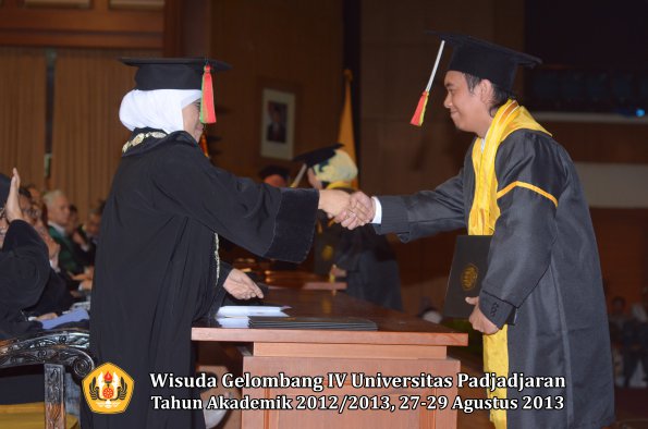 wisuda-unpad-gel-iv-ta-2012_2013-fakultas-mipa-oleh-dekan-257