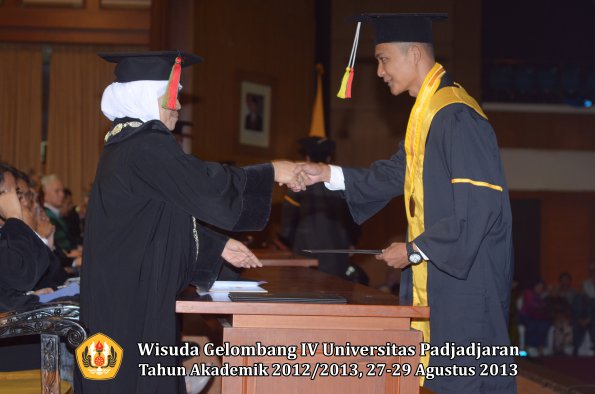 wisuda-unpad-gel-iv-ta-2012_2013-fakultas-mipa-oleh-dekan-258