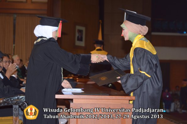 wisuda-unpad-gel-iv-ta-2012_2013-fakultas-mipa-oleh-dekan-259