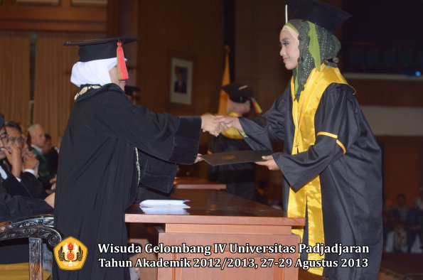 wisuda-unpad-gel-iv-ta-2012_2013-fakultas-mipa-oleh-dekan-260