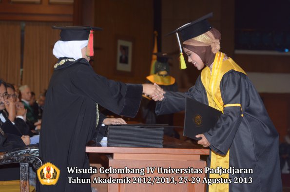 wisuda-unpad-gel-iv-ta-2012_2013-fakultas-mipa-oleh-dekan-261