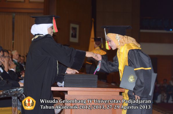 wisuda-unpad-gel-iv-ta-2012_2013-fakultas-mipa-oleh-dekan-262