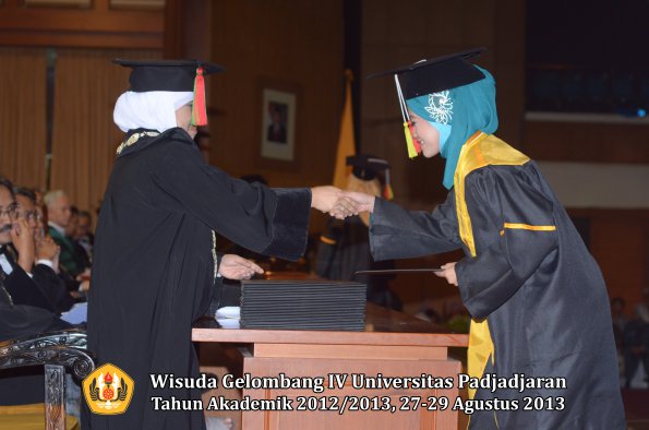 wisuda-unpad-gel-iv-ta-2012_2013-fakultas-mipa-oleh-dekan-263