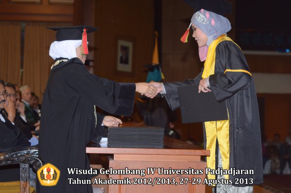 wisuda-unpad-gel-iv-ta-2012_2013-fakultas-mipa-oleh-dekan-264