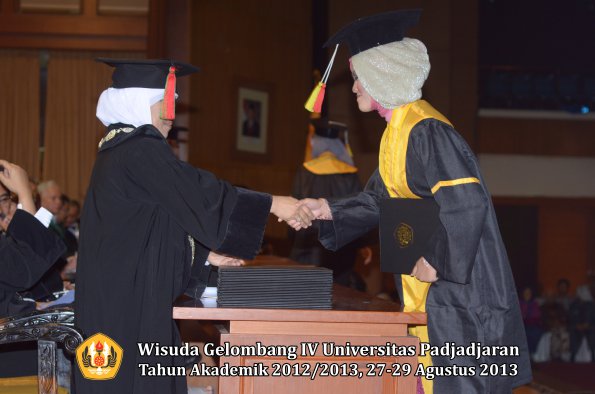 wisuda-unpad-gel-iv-ta-2012_2013-fakultas-mipa-oleh-dekan-265