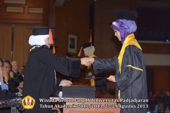 wisuda-unpad-gel-iv-ta-2012_2013-fakultas-mipa-oleh-dekan-266