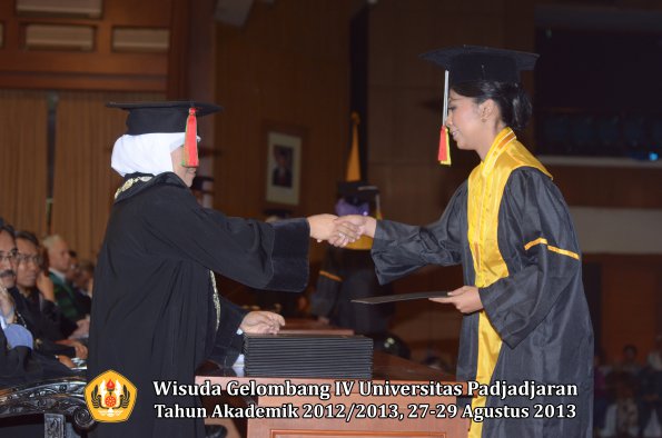 wisuda-unpad-gel-iv-ta-2012_2013-fakultas-mipa-oleh-dekan-267