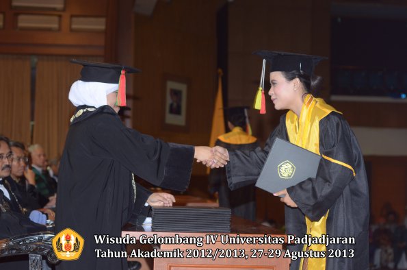 wisuda-unpad-gel-iv-ta-2012_2013-fakultas-mipa-oleh-dekan-268