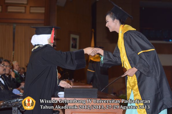 wisuda-unpad-gel-iv-ta-2012_2013-fakultas-mipa-oleh-dekan-269