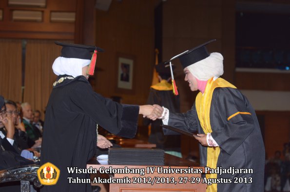 wisuda-unpad-gel-iv-ta-2012_2013-fakultas-mipa-oleh-dekan-270