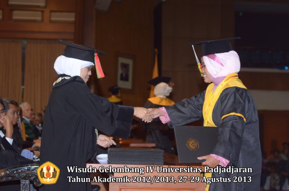 wisuda-unpad-gel-iv-ta-2012_2013-fakultas-mipa-oleh-dekan-271