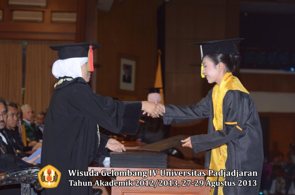 wisuda-unpad-gel-iv-ta-2012_2013-fakultas-mipa-oleh-dekan-272