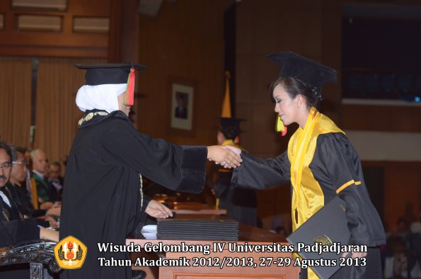 wisuda-unpad-gel-iv-ta-2012_2013-fakultas-mipa-oleh-dekan-273