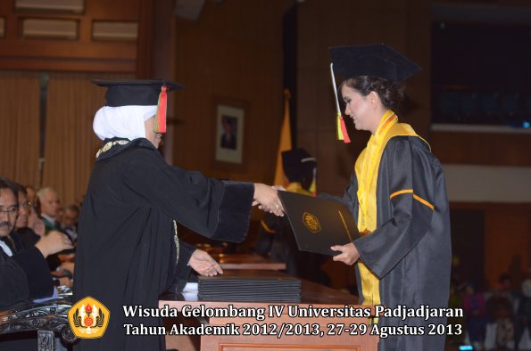 wisuda-unpad-gel-iv-ta-2012_2013-fakultas-mipa-oleh-dekan-274