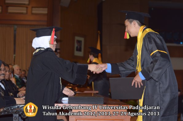 wisuda-unpad-gel-iv-ta-2012_2013-fakultas-mipa-oleh-dekan-275