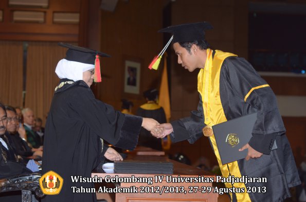 wisuda-unpad-gel-iv-ta-2012_2013-fakultas-mipa-oleh-dekan-276