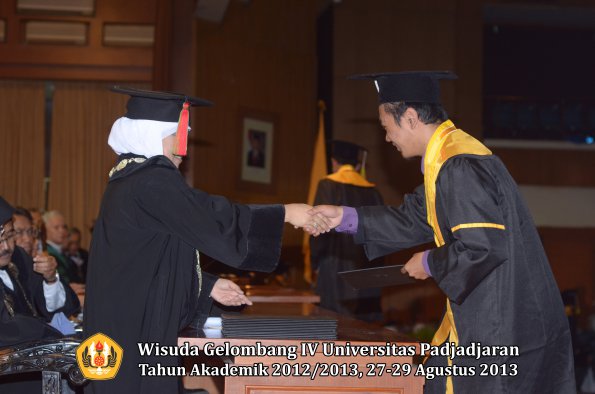 wisuda-unpad-gel-iv-ta-2012_2013-fakultas-mipa-oleh-dekan-277