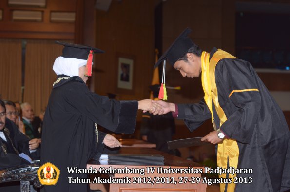 wisuda-unpad-gel-iv-ta-2012_2013-fakultas-mipa-oleh-dekan-278