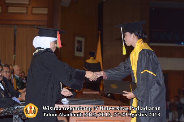 wisuda-unpad-gel-iv-ta-2012_2013-fakultas-mipa-oleh-dekan-279