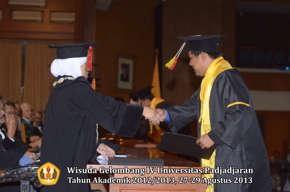 wisuda-unpad-gel-iv-ta-2012_2013-fakultas-mipa-oleh-dekan-282