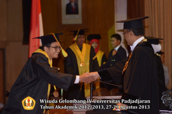 wisuda-unpad-gel-iv-ta-2012_2013-fakultas-mipa-oleh-rektor-022