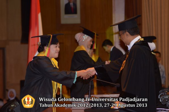 wisuda-unpad-gel-iv-ta-2012_2013-fakultas-mipa-oleh-rektor-025