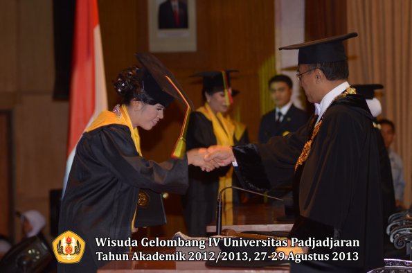 wisuda-unpad-gel-iv-ta-2012_2013-fakultas-mipa-oleh-rektor-027