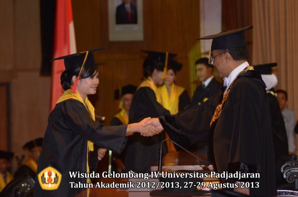 wisuda-unpad-gel-iv-ta-2012_2013-fakultas-mipa-oleh-rektor-036