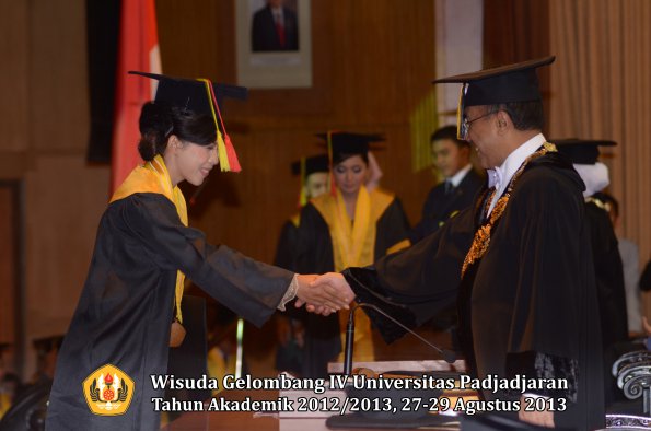 wisuda-unpad-gel-iv-ta-2012_2013-fakultas-mipa-oleh-rektor-037