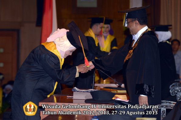 wisuda-unpad-gel-iv-ta-2012_2013-fakultas-mipa-oleh-rektor-039