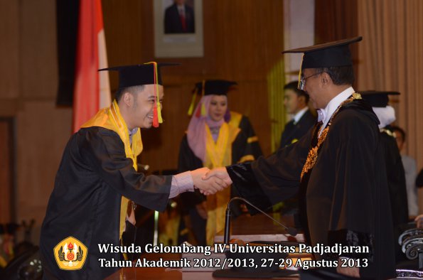 wisuda-unpad-gel-iv-ta-2012_2013-fakultas-mipa-oleh-rektor-040