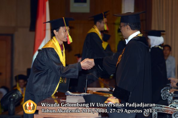 wisuda-unpad-gel-iv-ta-2012_2013-fakultas-mipa-oleh-rektor-045