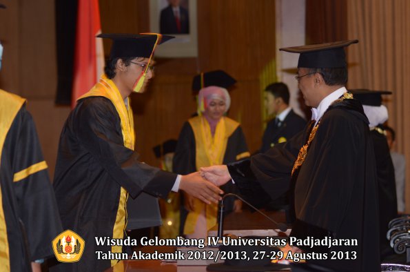 wisuda-unpad-gel-iv-ta-2012_2013-fakultas-mipa-oleh-rektor-054