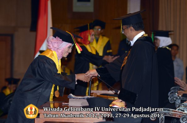 wisuda-unpad-gel-iv-ta-2012_2013-fakultas-mipa-oleh-rektor-056