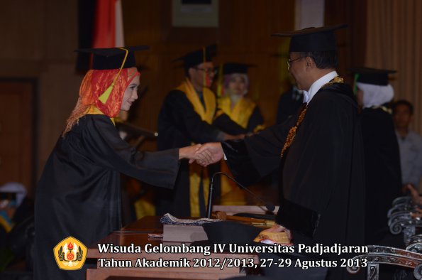 wisuda-unpad-gel-iv-ta-2012_2013-fakultas-mipa-oleh-rektor-057