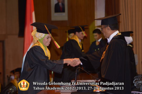 wisuda-unpad-gel-iv-ta-2012_2013-fakultas-mipa-oleh-rektor-061
