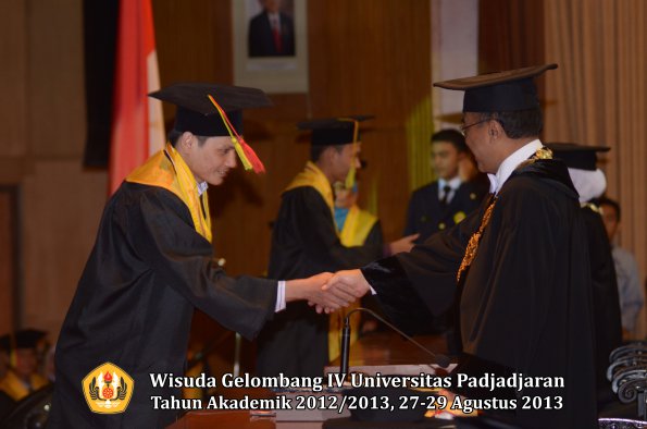 wisuda-unpad-gel-iv-ta-2012_2013-fakultas-mipa-oleh-rektor-062