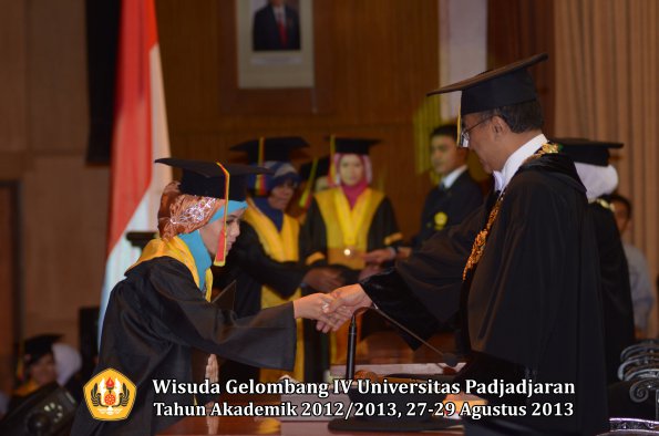 wisuda-unpad-gel-iv-ta-2012_2013-fakultas-mipa-oleh-rektor-064