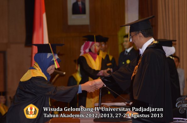 wisuda-unpad-gel-iv-ta-2012_2013-fakultas-mipa-oleh-rektor-065