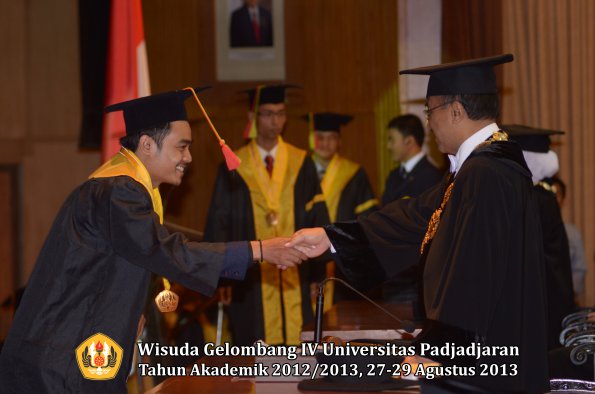 wisuda-unpad-gel-iv-ta-2012_2013-fakultas-mipa-oleh-rektor-067