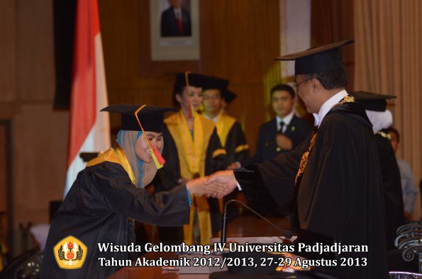 wisuda-unpad-gel-iv-ta-2012_2013-fakultas-mipa-oleh-rektor-071