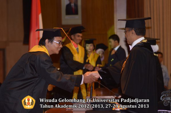 wisuda-unpad-gel-iv-ta-2012_2013-fakultas-mipa-oleh-rektor-073