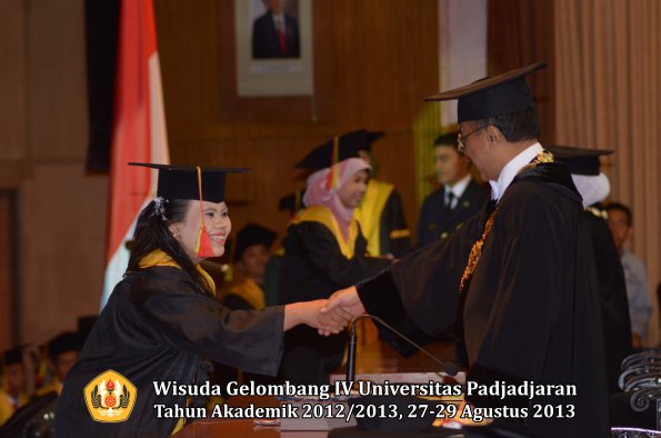 wisuda-unpad-gel-iv-ta-2012_2013-fakultas-mipa-oleh-rektor-075