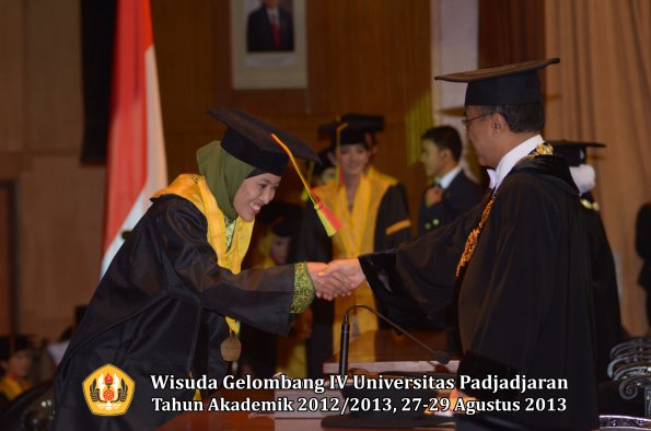 wisuda-unpad-gel-iv-ta-2012_2013-fakultas-mipa-oleh-rektor-077