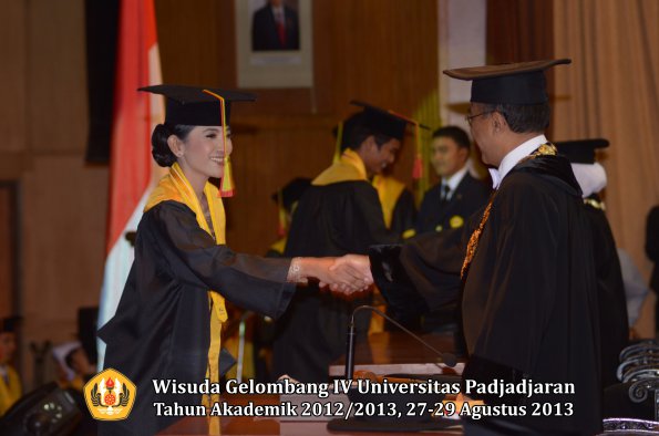 wisuda-unpad-gel-iv-ta-2012_2013-fakultas-mipa-oleh-rektor-078