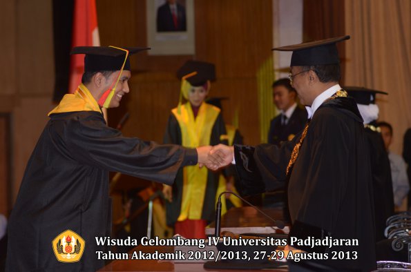 wisuda-unpad-gel-iv-ta-2012_2013-fakultas-mipa-oleh-rektor-080