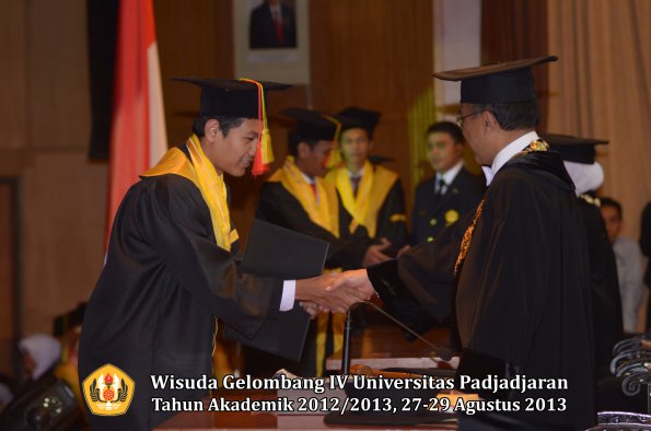 wisuda-unpad-gel-iv-ta-2012_2013-fakultas-mipa-oleh-rektor-082