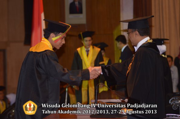 wisuda-unpad-gel-iv-ta-2012_2013-fakultas-mipa-oleh-rektor-083