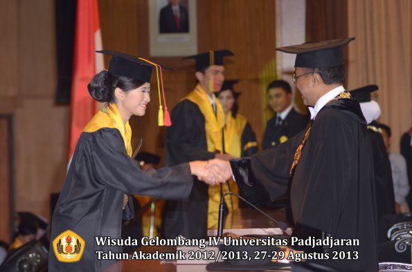 wisuda-unpad-gel-iv-ta-2012_2013-fakultas-mipa-oleh-rektor-085